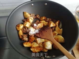 土豆烧牛腩的做法步骤：7
