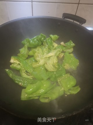虎皮青椒的做法步骤：1