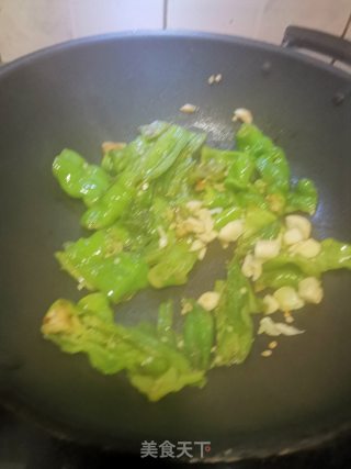 虎皮青椒的做法步骤：2