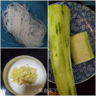 丝瓜蒸粉丝的做法步骤：1