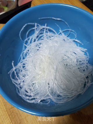 丝瓜蒸粉丝的做法步骤：2