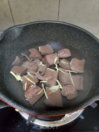 鸭血丝瓜汤的做法步骤：3