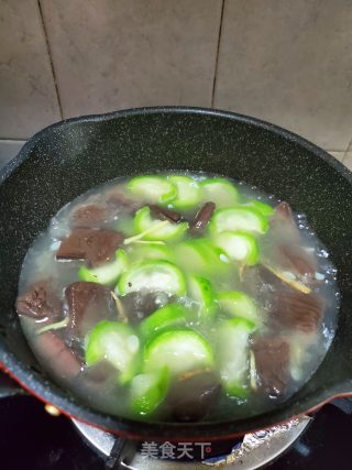 鸭血丝瓜汤的做法步骤：5