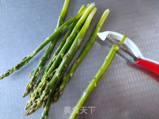 蒜蓉烤芦笋的做法步骤：1