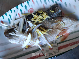 清蒸鲈鱼的做法步骤：2