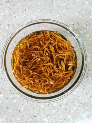 虫草花蒸鸡的做法步骤：1