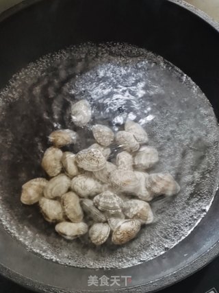 鲜虾炒花蛤的做法步骤：1