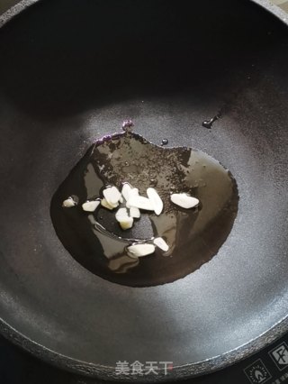 鲜虾炒花蛤的做法步骤：2