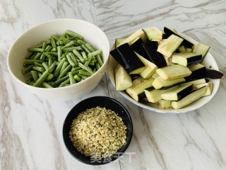 火麻仁豇豆烧茄子的做法步骤：1