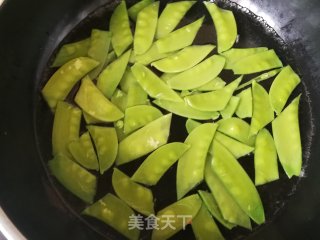 荷兰豆炒香菇的做法步骤：3