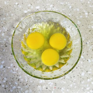 青椒虾米炒鸡蛋的做法步骤：1