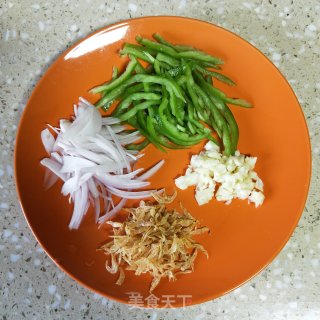 青椒虾米炒鸡蛋的做法步骤：2