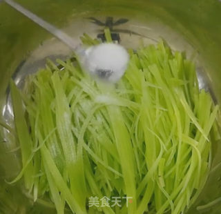 凉拌莴笋丝的做法步骤：2
