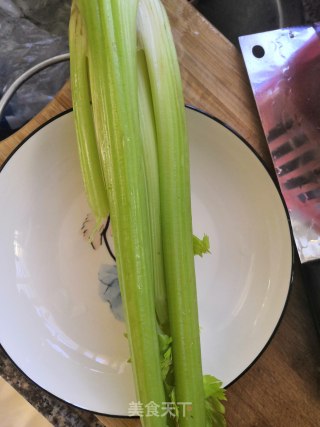 百合炒西芹的做法步骤：1