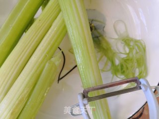 百合炒西芹的做法步骤：2