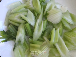 百合炒西芹的做法步骤：3
