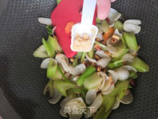 百合炒西芹的做法步骤：10