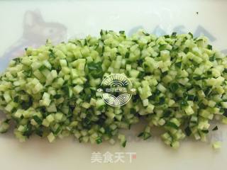 黄瓜虾仁水饺的做法步骤：2