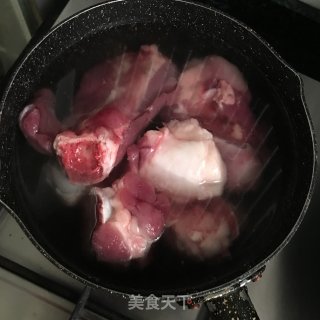 鸡骨草煲筒骨的做法步骤：1