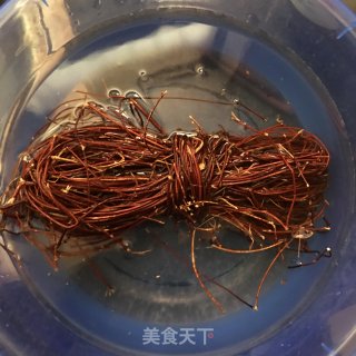 鸡骨草煲筒骨的做法步骤：2