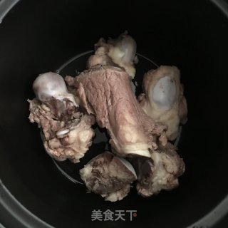 鸡骨草煲筒骨的做法步骤：3