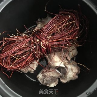 鸡骨草煲筒骨的做法步骤：4