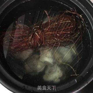 鸡骨草煲筒骨的做法步骤：5