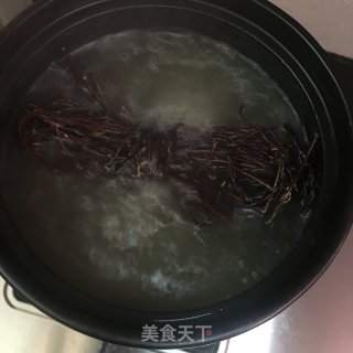 鸡骨草煲筒骨的做法步骤：6