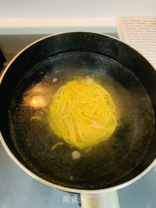 鸡蛋素菜面的做法步骤：1