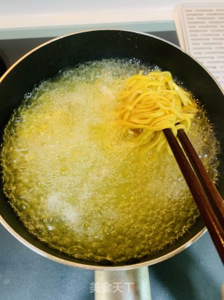 鸡蛋素菜面的做法步骤：2