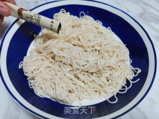 火麻油鸡丝面的做法步骤：2