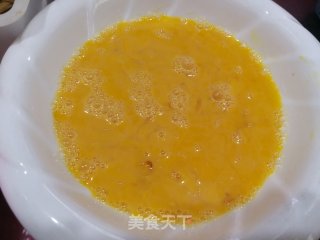火龙果花炒蛋的做法步骤：2