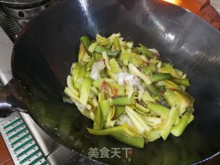 火龙果花炒蛋的做法步骤：5