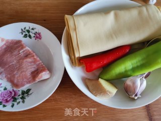尖椒干豆腐的做法步骤：1