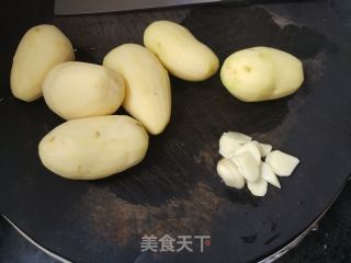 土豆红烧鸭边腿的做法步骤：2