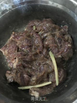 小炒黄牛肉的做法步骤：1