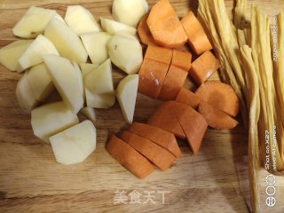 腐竹牛腩土豆汤的做法步骤：2