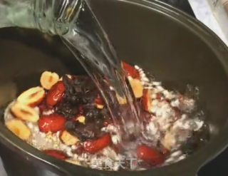 红豆薏米粥的做法步骤：3