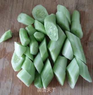 洋葱拌黄瓜的做法步骤：2