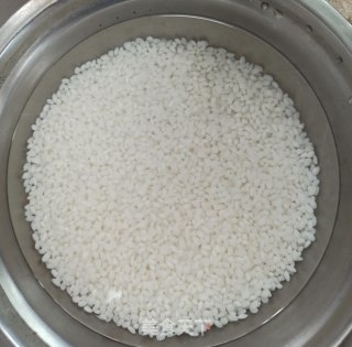 肉松蛋黄饭团的做法步骤：1