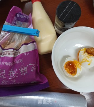 肉松蛋黄饭团的做法步骤：3