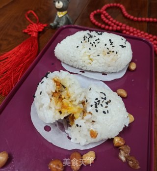 肉松蛋黄饭团的做法步骤：8