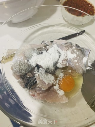 姜葱焗鲈鱼的做法步骤：1