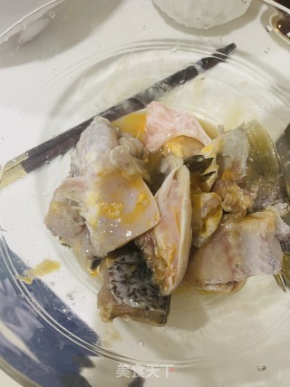 姜葱焗鲈鱼的做法步骤：2