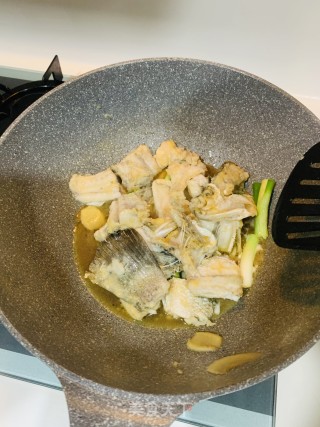 姜葱焗鲈鱼的做法步骤：11