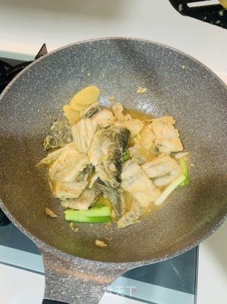 姜葱焗鲈鱼的做法步骤：12
