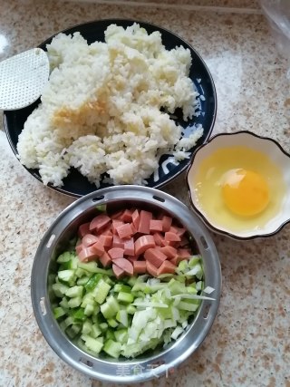 青瓜火腿蛋炒饭的做法步骤：1