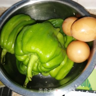 皱皮椒炒鸡蛋的做法步骤：1