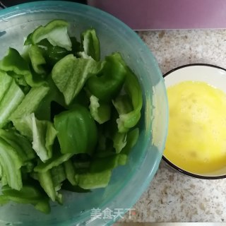 皱皮椒炒鸡蛋的做法步骤：2