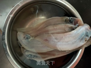 香煎鱼????的做法步骤：1